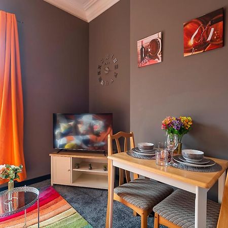 Art-Filled Bohemian 1 Bedroom Apt 2 Beds Colourful Praise Inn Apartment Kingston upon Hull ภายนอก รูปภาพ