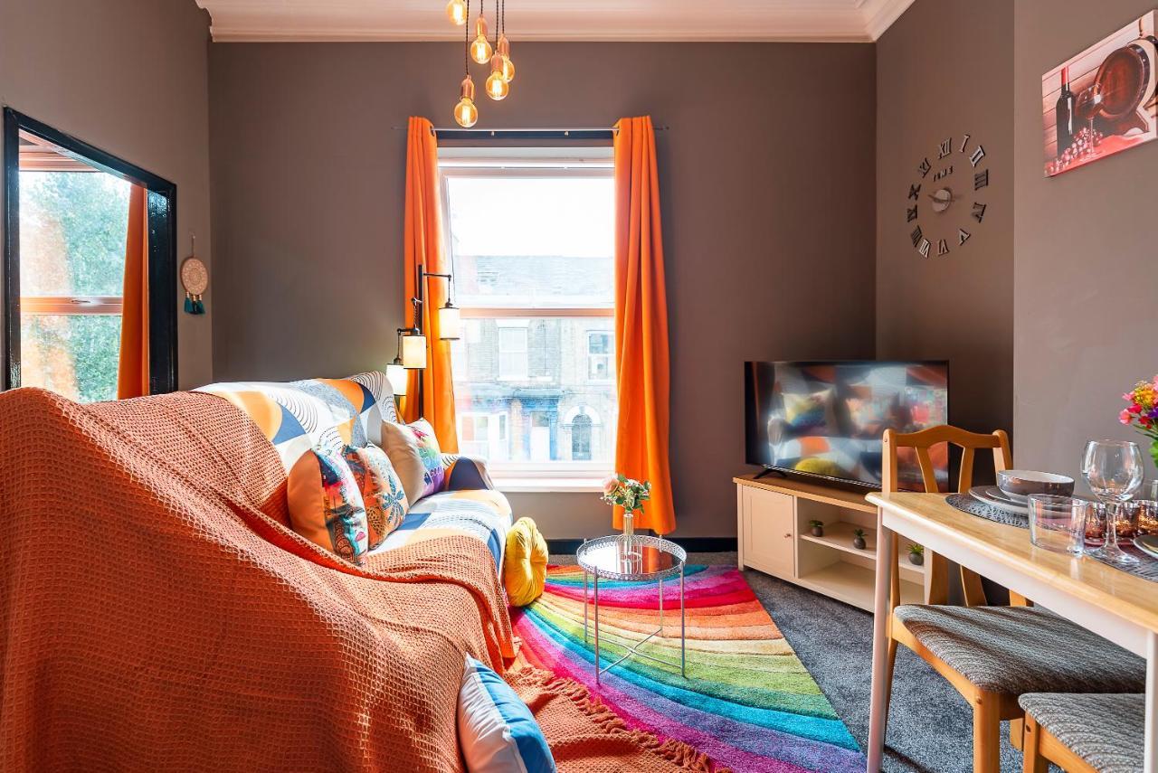 Art-Filled Bohemian 1 Bedroom Apt 2 Beds Colourful Praise Inn Apartment Kingston upon Hull ภายนอก รูปภาพ